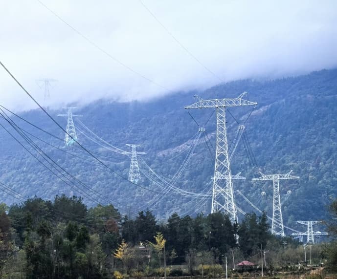 What is the composition of an insulator?